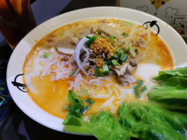 招牌手撕雞札肉椰汁酸湯湯檬粉