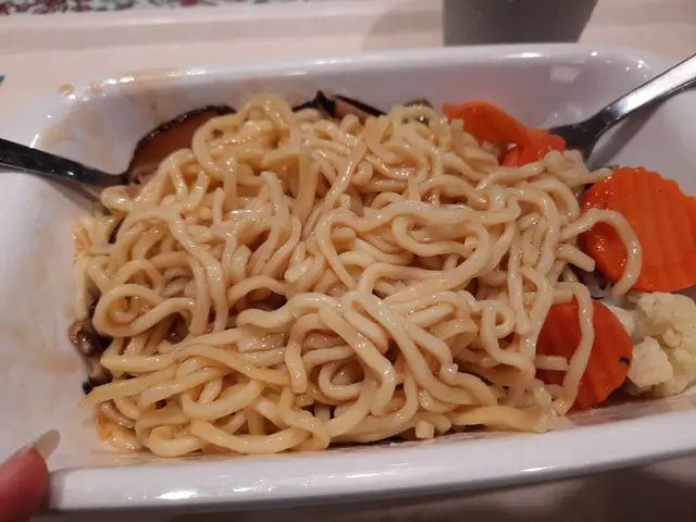 炆花膠冬菇伊麵