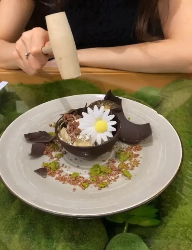 敲開朱古力波，入面有朵花