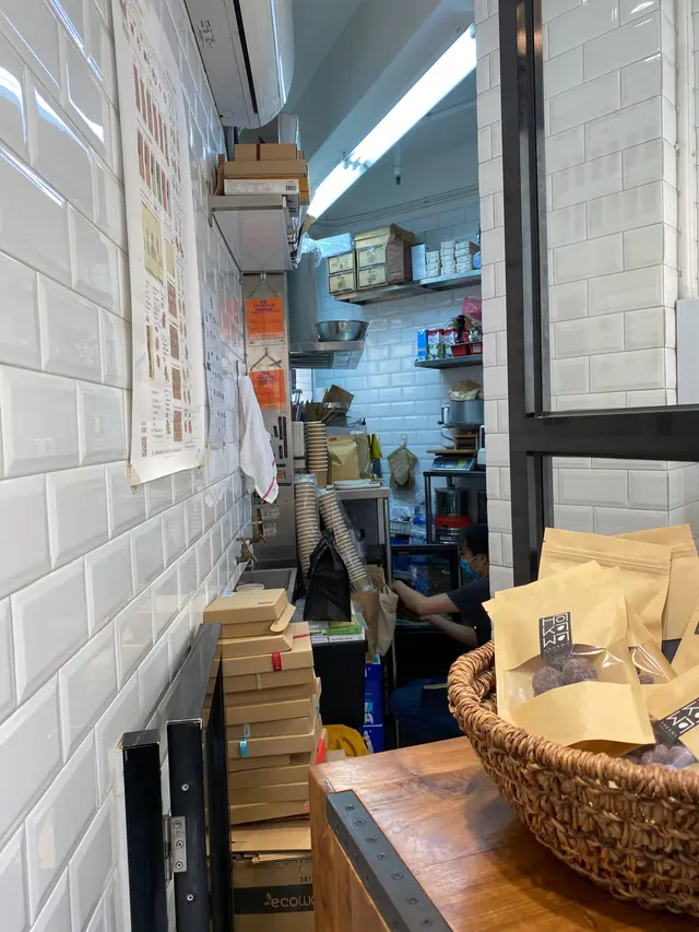 店面唔大，一眼望哂