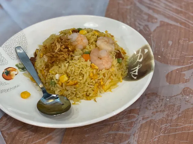 係就係平，但寧願佢set個價高d但比多d菠蘿，海鮮同肉鬆。佢上左個唔熱既炒飯搞到要扣分