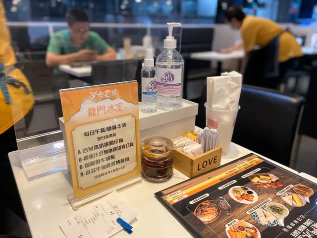 枱面有餐具、消毒液、口罩袋等