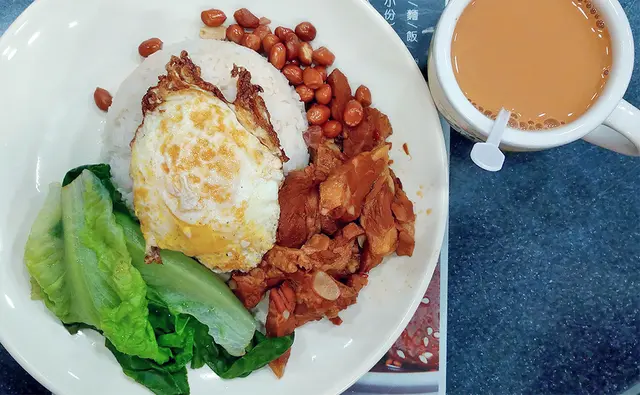 有蛋有肉有菜仲有花生，食完嘆杯奶茶，都算麻甩佬的浪漫 :P