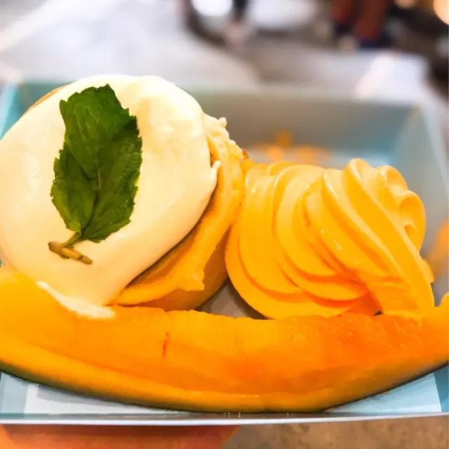 北海道夕張哈密瓜配牛乳雪糕梳乎厘班戟