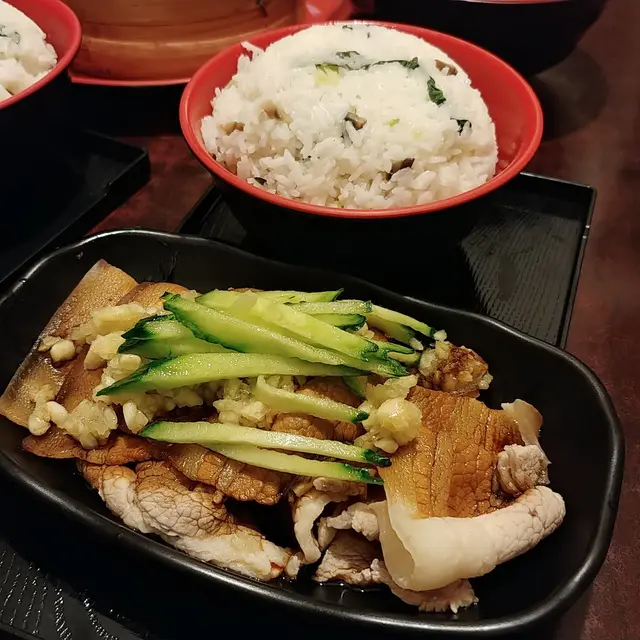 肉質偏瘦，皮厚肉韌，雖然蒜香撲鼻，但蒜粒太生入口很辣，夾雜脆口青瓜絲，算可中和一下辛口感覺，亦勝在墊底鹵水汁，為又瘦又韌的肉片，增加香甜味道。而跟餐兩碗菜飯，碎菜粒不太多，弄得比較乾身，不夠香軟且有少許飯焦。