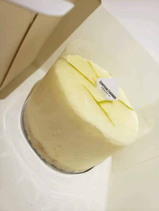 意想不到的口感，從 未食過。  如果你鍾意食酸的，可以試吓。 佢有柚子。但佢又是cheese cake. 又咸又甜。如果第一次鍾意食會好想再買。