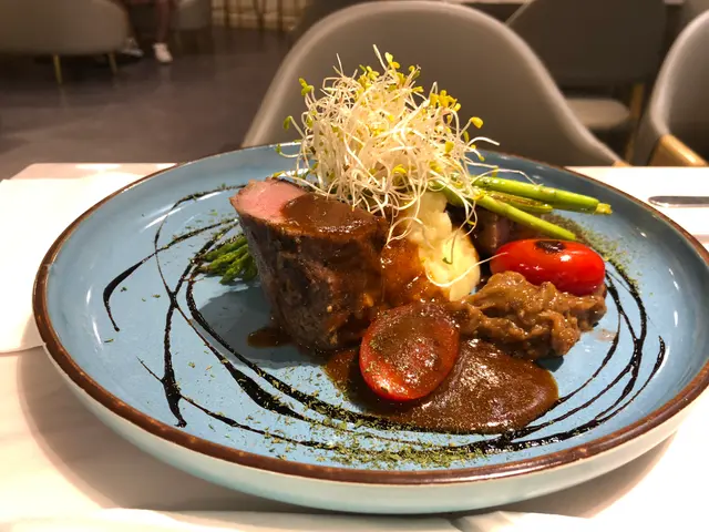 濃郁紅酒汁. 係賣相方面,呢個羊西冷已經非常吸引!首先講吓佢嘅茄子醬,其實係好幼細質地嘅茄子,配上佢哋自己獨家嘅醬料混合而成。真係會食到一條條茄子絲。而羊西冷嘅份量亦都適中,不會太多,亦不會太少。咬落去嘅時候,有香濃嘅紅酒味,同時亦唔會蓋過羊肉嘅味道。鍾意食羊肉嘅朋友不能錯過!