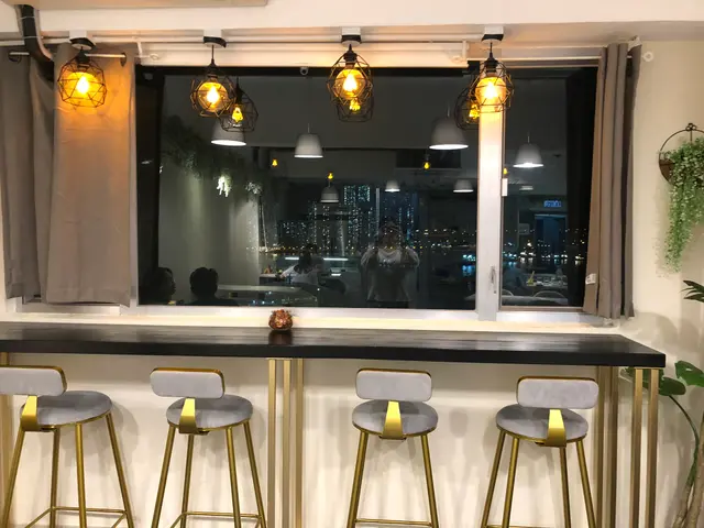 總括而言,我覺得呢間餐廳同平時食開嘅非常唔同,雖然交通的確會比較遠少少,但就因為夠隱世先能夠為忙碌嘅生活帶來一份恬意寧靜的感覺。而且食物嘅味道都非常出色,係一間好有心經營嘅小餐廳。整體環境非常清幽,窗外就望到一個大海景,非常適合情侶或者包場派對。