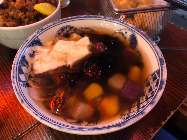 同傳統嘅台灣芋圓甜品一樣,有豆腐花,仙草(類似涼粉的東西),同埋三款芋圓。我和男朋友兩人都只是食了一碗,因為非常大碗😱 芋圓得好味❤️食完正餐食甜品啱啱好