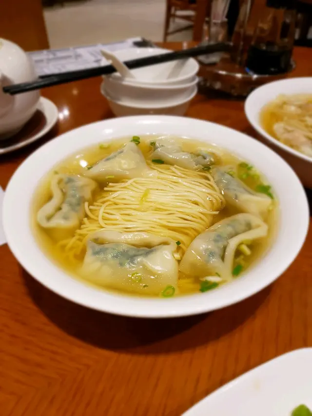 菜肉餛飩湯麵