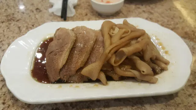 半價後 $158 --> $79,不算大碟, 鵝片只有9片, 肉質軟熟, 滷水味道不咸而有味, 墊底的豆腐都好食