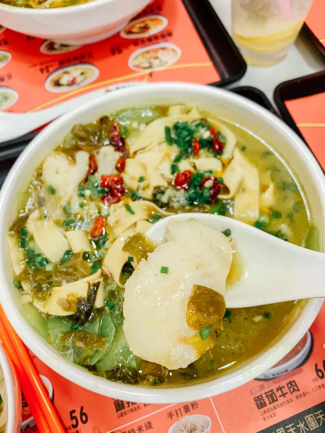 湯底太多，幾乎滿瀉，睇上去好似好多咁，但份量唔算特別多。湯既顏色都好濃，飲落都係重味精既。魚肉方面都好嫩滑，啖啖肉都好入味。配菜我揀左萵筍同豆腐皮，呢兩樣既份量都算多，如果唔算大食既朋友其實好足夠，因為仲有碗薯粉。但唔食得辣既人其實唔建議幫襯，因為除左蕃茄湯底，一隻辣椒都仍然好辣。整體味道都唔算太差。