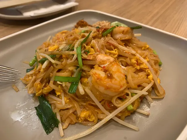 又係光速菜...同菠蘿炒飯一樣,入口暖暖哋....預先炒定冇鍋氣冇溫度既Phat Thai....而且份糧偏少.....花生碎淨係擺拌碟果少少...不過好過冇....