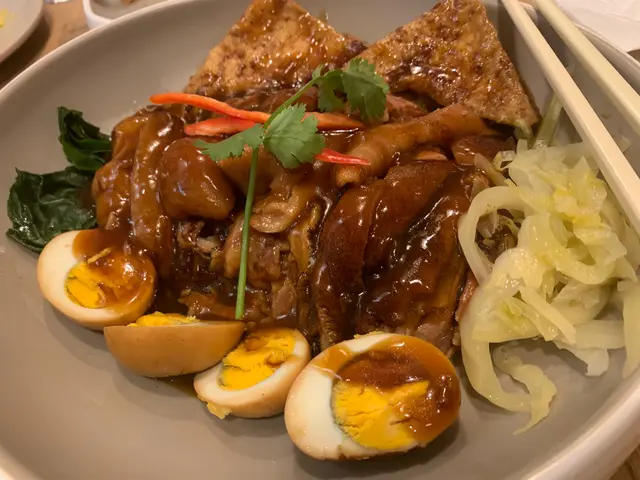 豬腳夠軟爛,調味鹹淡適中,全晚最正常。