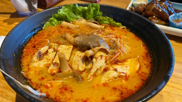 👍🏻:$48來講呢個粉同餸嘅份量真係好多,除咗有大量雞肉之外仲有菇、芽菜等等嘅料,真係超值選!依個冬陰功湯嘅味道亦都啱啱好,味精唔算好重,呢個價錢可以食到冬陰功味算係咁㗎啦! 👎🏻:如果你本身好食得辣嘅話,呢個冬陰功湯就唔算好辣辣,未必滿足到你嘅口味!