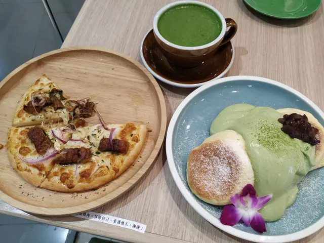 抹茶忌廉梳乎厘班戟，熱牛奶抹茶，明太子蛋黃醬鰻魚比薩