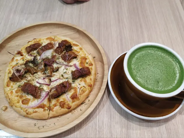熱牛奶抹茶和明太子蛋黃醬鰻魚比薩