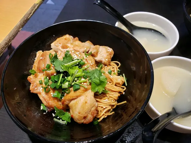 雞扒啖啖肉， 蔥油亦好香， 不過食到一半，油膩感好重