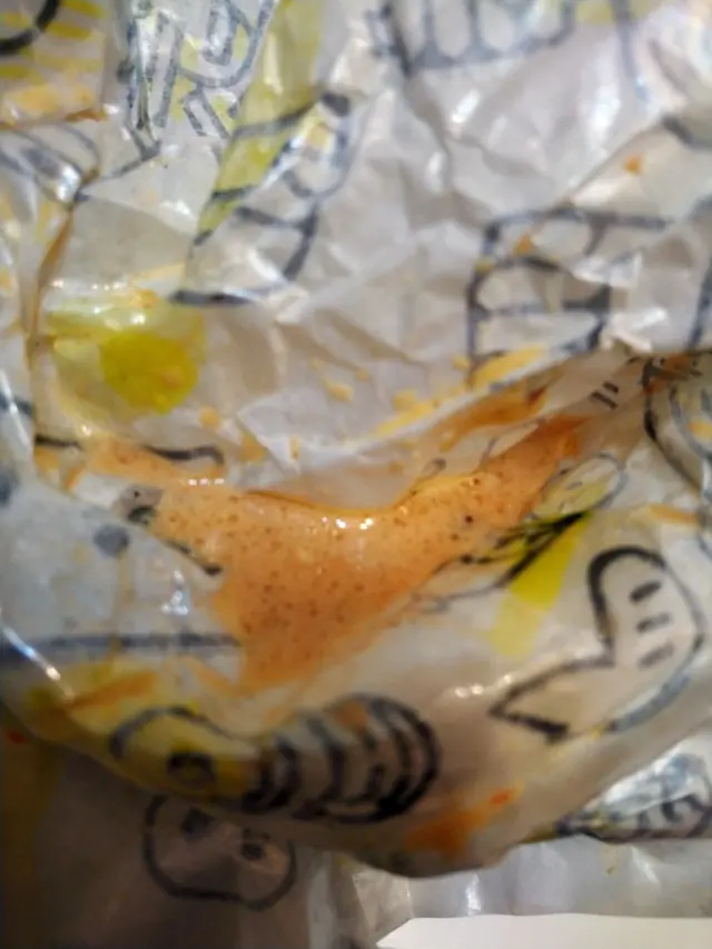 個包唔知係咪太多肉汁, 加上夠熱d 醬溶得快, 食到最後張紙好多好多汁, 食果陣小心呀