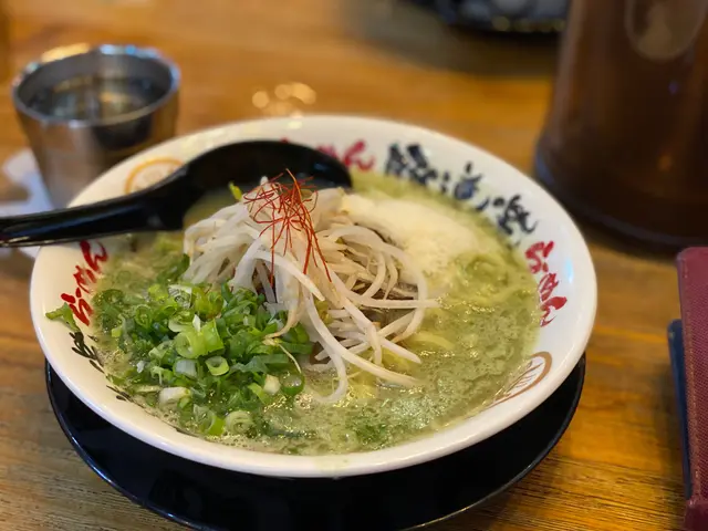 平時食開嘅拉麵湯底都偏鹹,但今次呢一個拉麵嘅湯底就唔算太鹹,食完唔會有成日都想飲水嘅感覺,份量亦都好大,配菜亦都好足料