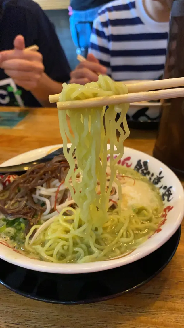 拉麵本身可以揀直面或者曲面,朋友話曲面可以更加容易掛喺掛起個湯底,所以就揀咗曲面,而掛湯嘅效果亦都非常之好,面嘅軟硬度煮得啱啱好