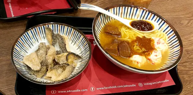 油麵、豬紅、龍蝦丸、炸魚皮，沙嗲醬及辣醬(正常)