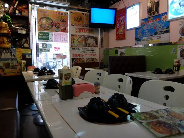 長形店子,座位間距尚可接受,冷氣夠。