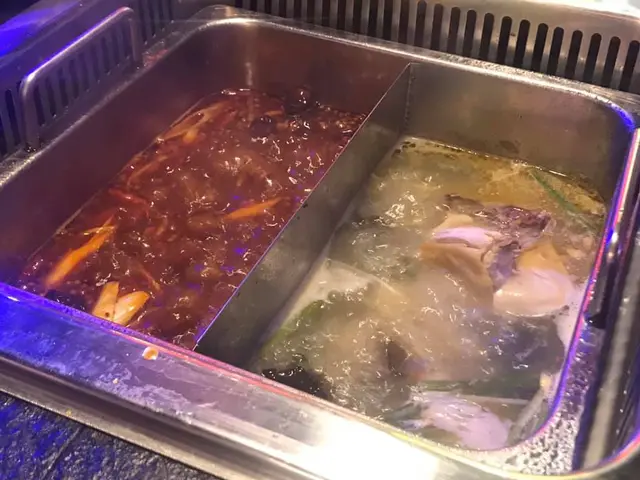 正宗洪崖洞麻辣鍋中辣拼養顏木耳雞湯