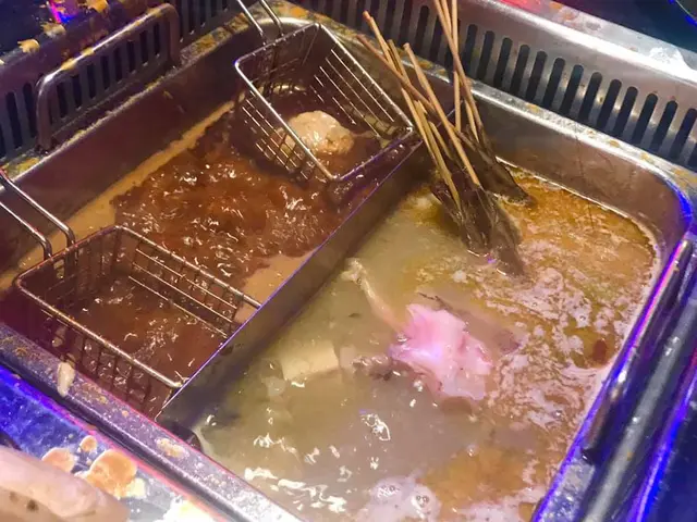 正宗洪崖洞麻辣鍋中辣拼養顏木耳雞湯