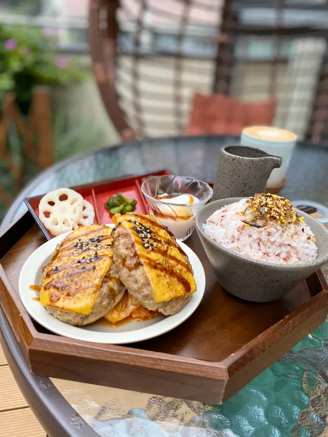 芝士烤漢堡扒 .一汁三菜便當