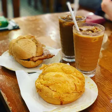 豬扒包  +    炒蛋菠蘿油