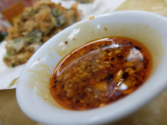 應該是潮州辣椒油 + 醋 (自己經常做)