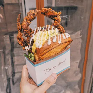 好足料嘅炸軟殼蟹包~當一餐正餐咁食~絕對無問題~