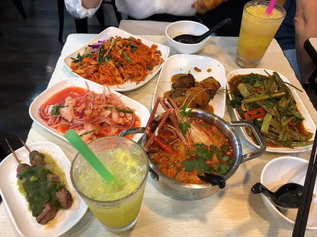 豬、牛、雞串燒,馬拉盞通菜,大頭蝦冬陰功,鳳爪沙律,菠蘿冰,金邊粉