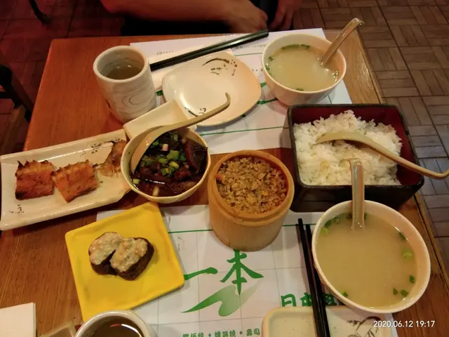 套餐包括菜湯 竹筒飯 魚骨 