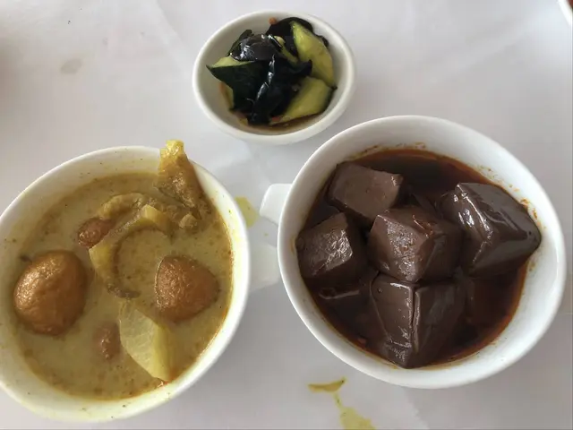 韭菜豬紅、咖喱魚蛋豬皮