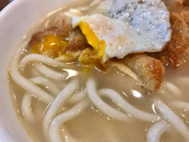 煎蛋雞扒湯烏冬