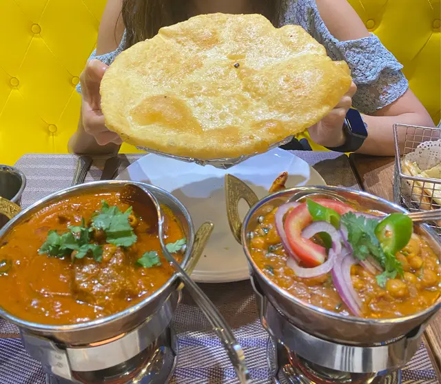 (左)印式燉羊肉、(中)咸煎餅、(右)馬沙拉鷹嘴豆