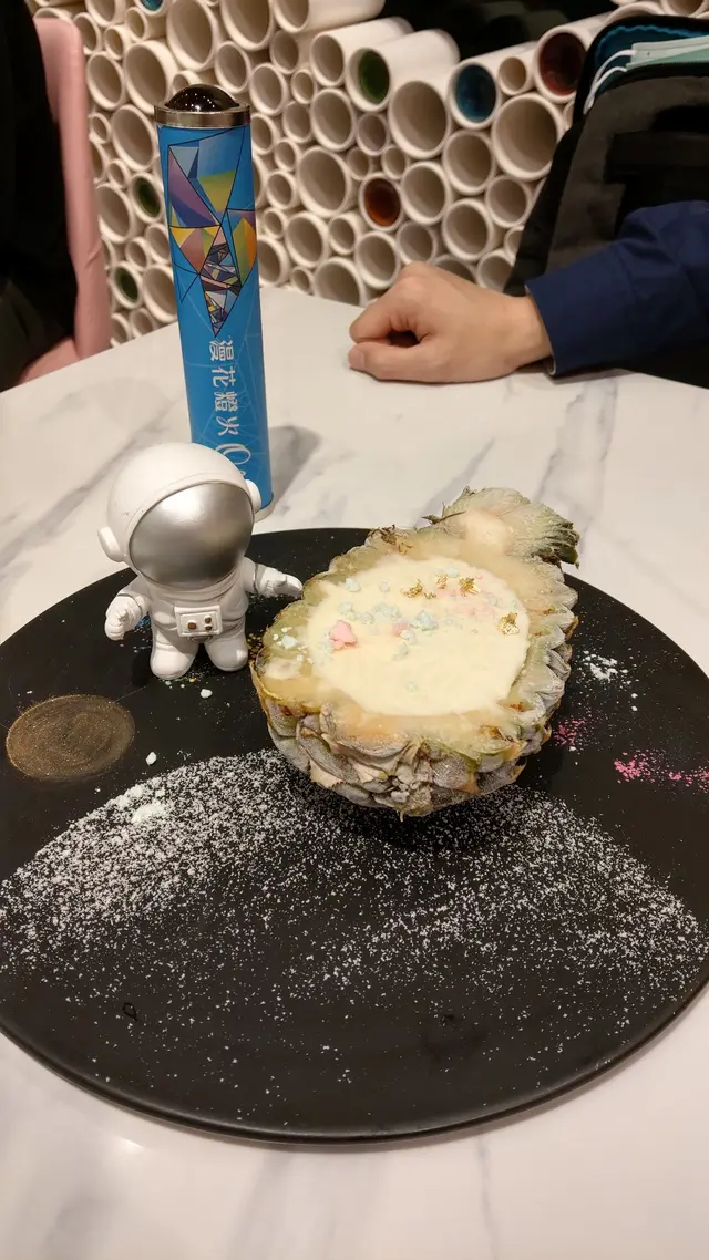 以原半個菠蘿盛載的菠蘿雪葩