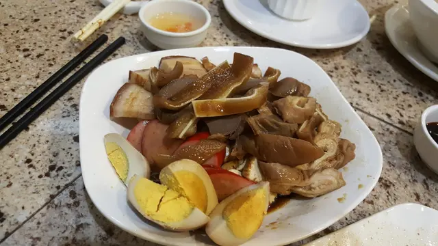 有豬大腸, 豬耳, 豬腩肉, 紅腸, 鵝腎, 豆腐, 滷水蛋, 很滿的一大碟