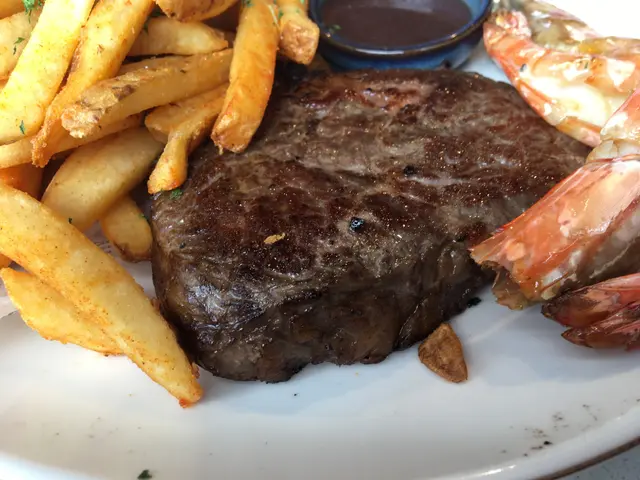 燒肉眼牛扒配大蝦薯條