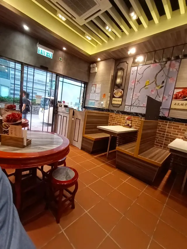店內有圓枱有卡座