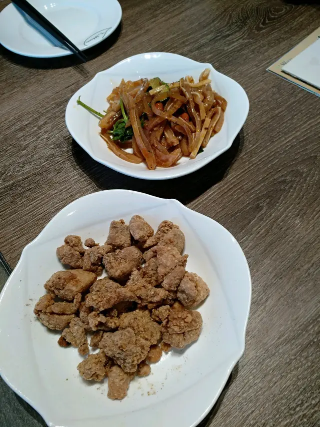 跟餐,鹽蘇雞+豬耳$36