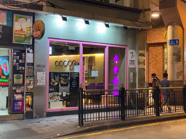 在一個位於灰暗轉角位的店舖中,櫥窗閃着「我愛台妹」四個大字的霓虹燈,十分吸睛!