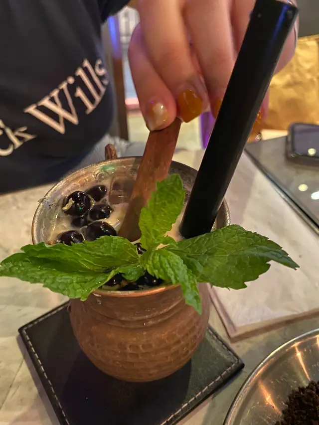 將一支已燃點的木支放進飲料中,有一點煙燻的味道!