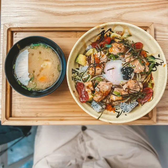 慢煮三文魚配牛油果丼