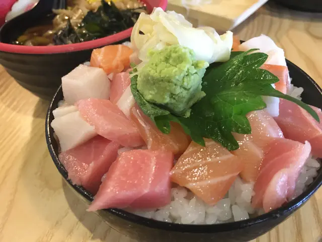 角切魚生丼