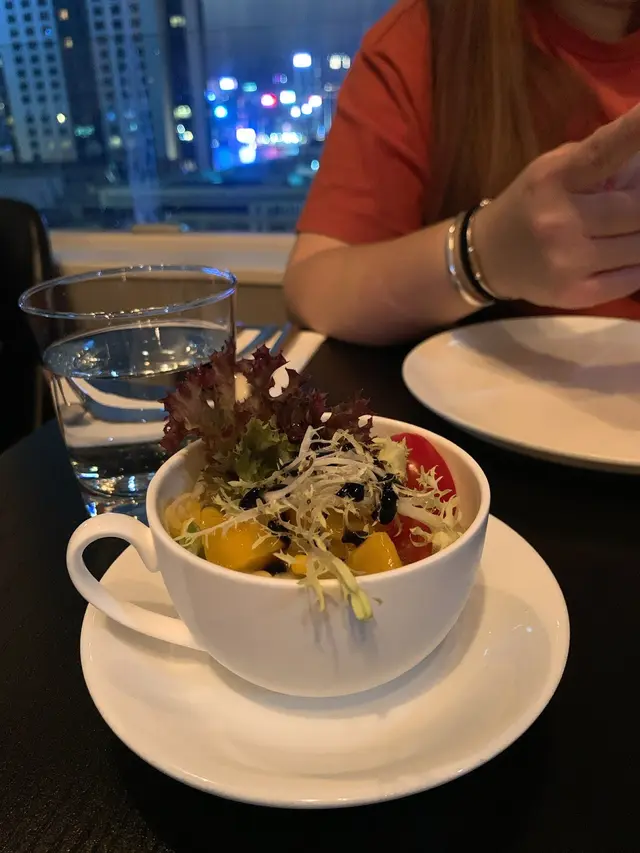 沙律菜配上鮮蝦、芒果、車厘茄、粟米粒,加上乳酪,酸甜開胃~