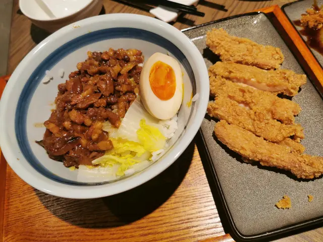 鹽酥雞扒滷肉飯