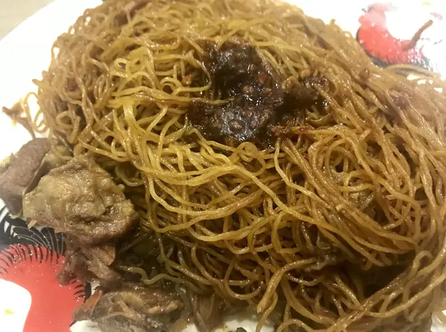牛腩豉油皇金沙撈麵
